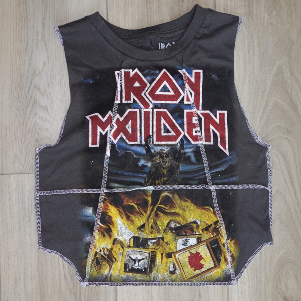Graphic Crop Top - Black